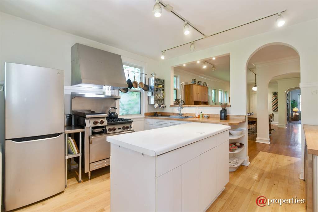 6649 N Rockwell Street Chicago, Illinois 60645 - Kitchen