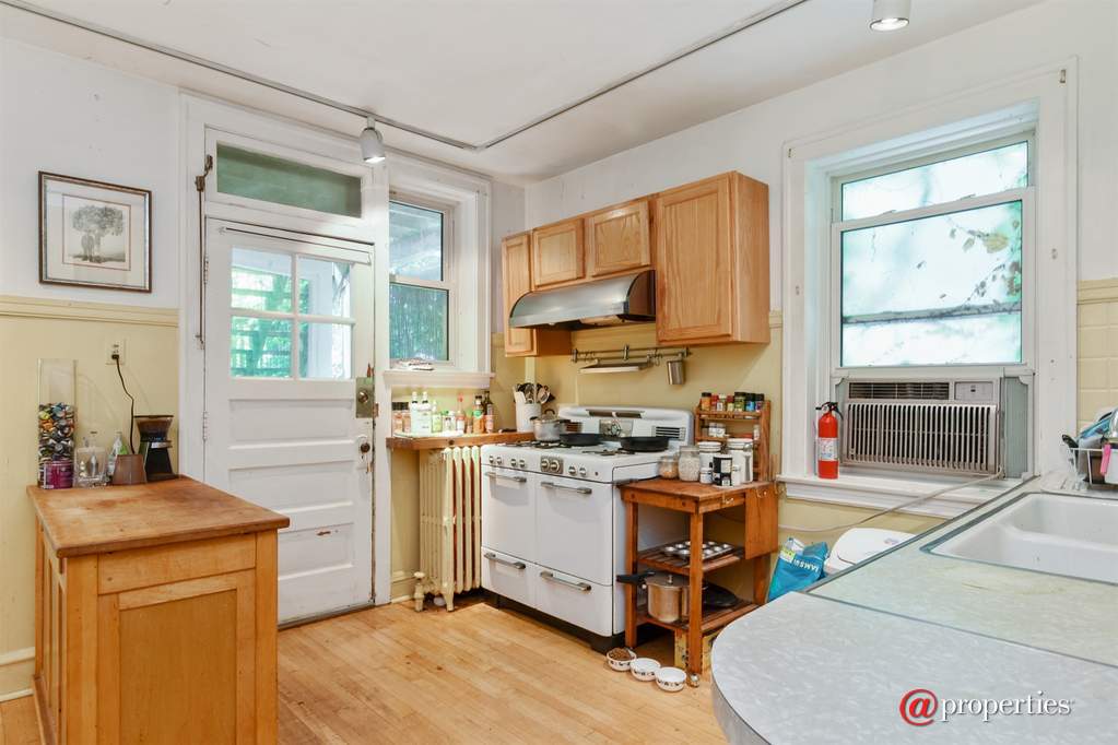 6649 N Rockwell Street Chicago, Illinois 60645 - Kitchen