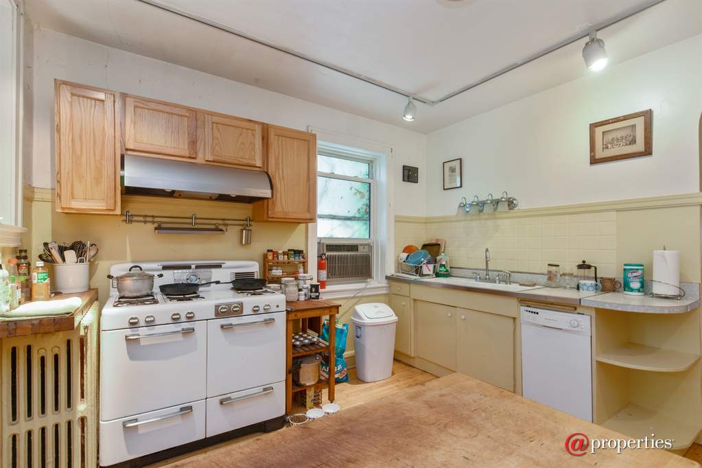 6649 N Rockwell Street Chicago, Illinois 60645 - Kitchen