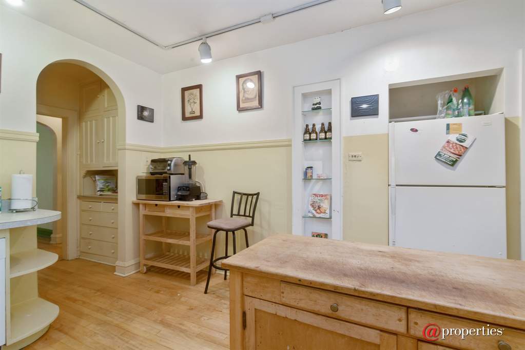 6649 N Rockwell Street Chicago, Illinois 60645 - Kitchen