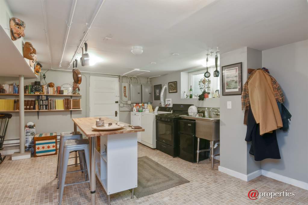 6649 N Rockwell Street Chicago, Illinois 60645 - Kitchen