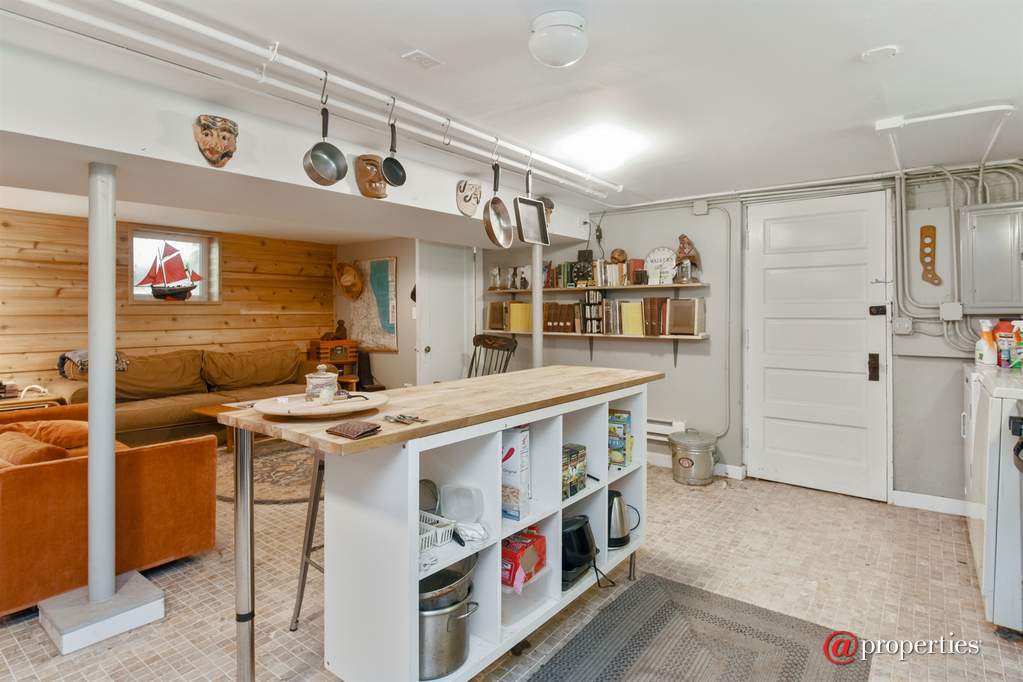 6649 N Rockwell Street Chicago, Illinois 60645 - Kitchen