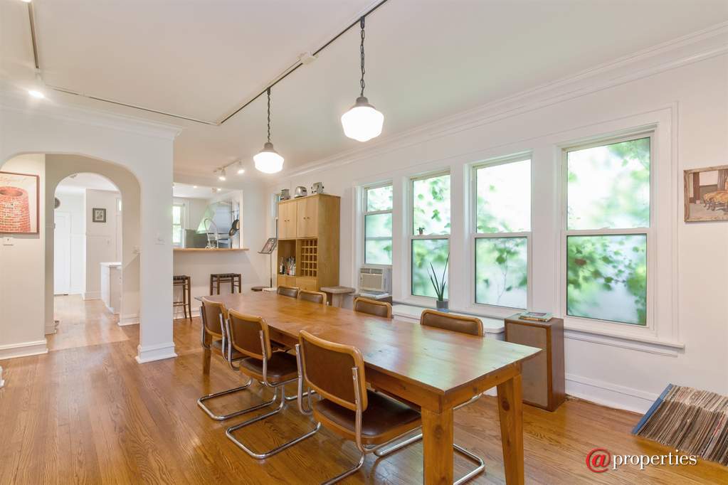 6649 N Rockwell Street Chicago, Illinois 60645 - Dining Room