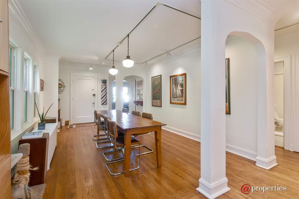 6649 N Rockwell Street Chicago, Illinois 60645 - Dining Room