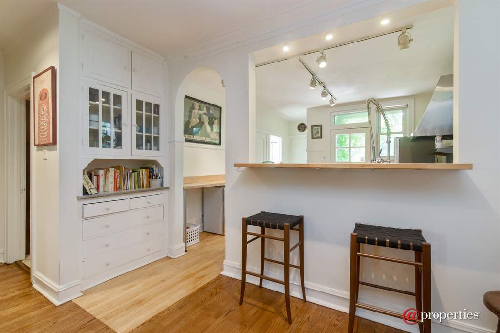 6649 N Rockwell Street Chicago, Illinois 60645 - Kitchen