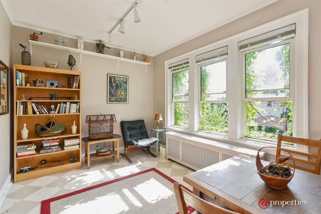 6649 N Rockwell Street Chicago, Illinois 60645 - Den