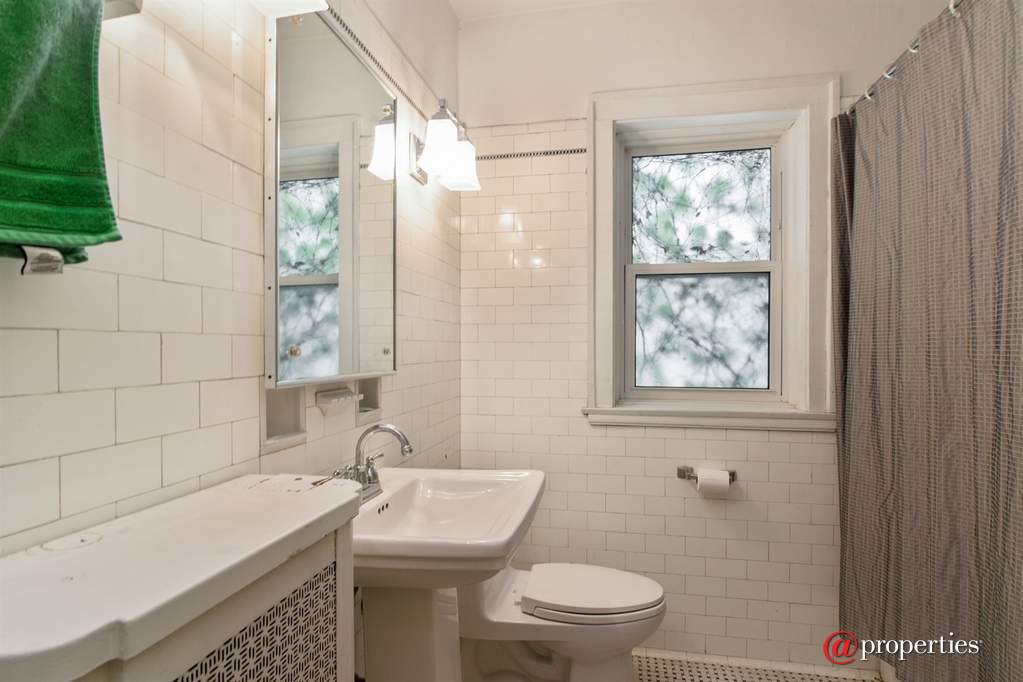 6649 N Rockwell Street Chicago, Illinois 60645 - Bathroom