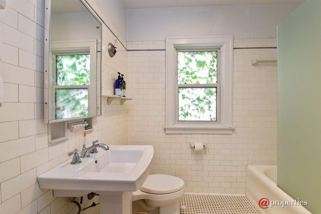 6649 N Rockwell Street Chicago, Illinois 60645 - 2nd Bathroom
