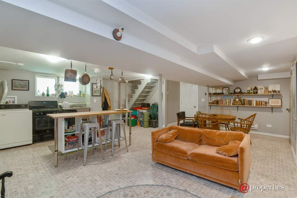 6649 N Rockwell Street Chicago, Illinois 60645 - Kitchen/Living