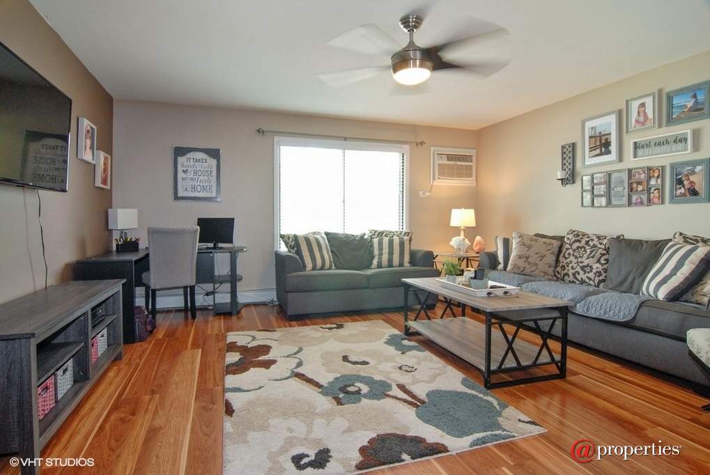 370 Echo Lane #3 Aurora, Illinois 60504 - Living Room
