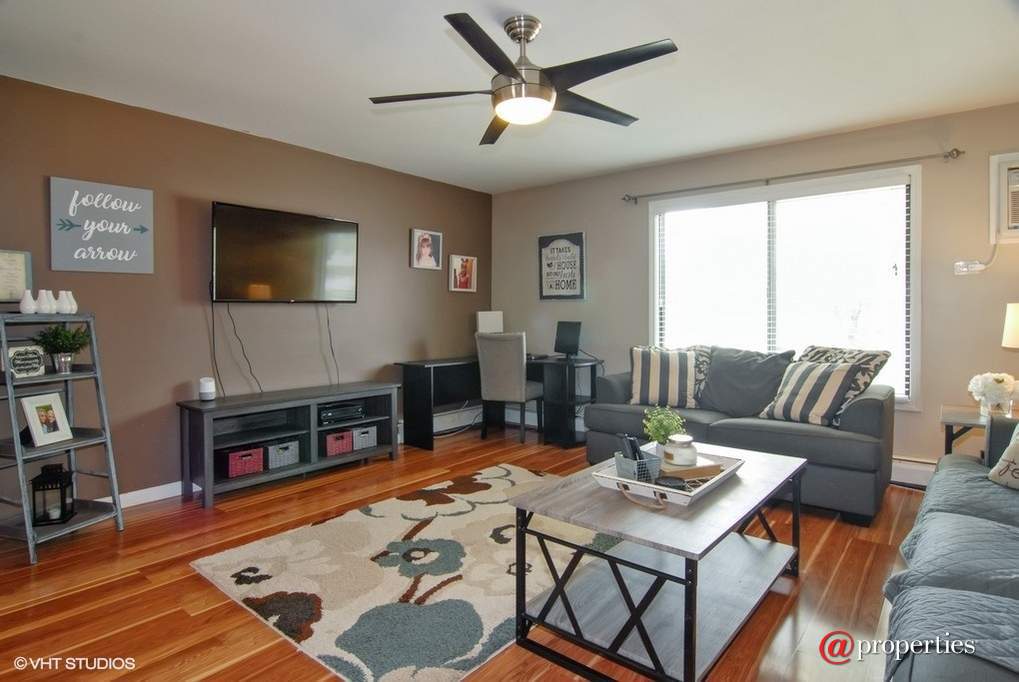 370 Echo Lane #3 Aurora, Illinois 60504 - Living Room
