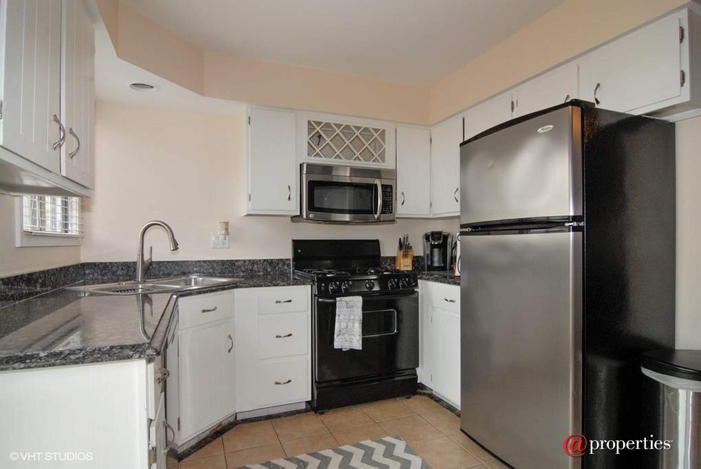 370 Echo Lane #3 Aurora, Illinois 60504 - Kitchen