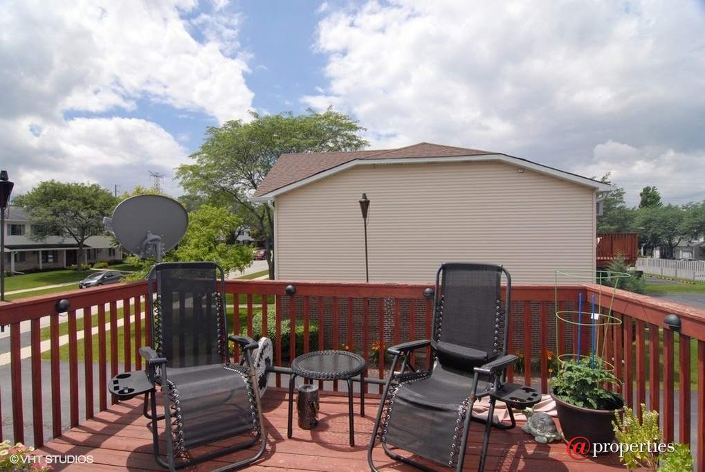 370 Echo Lane #3 Aurora, Illinois 60504 - Deck