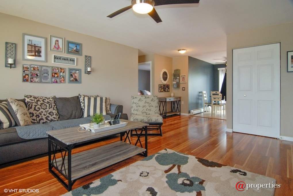 370 Echo Lane #3 Aurora, Illinois 60504 - Living Room / Dining Room