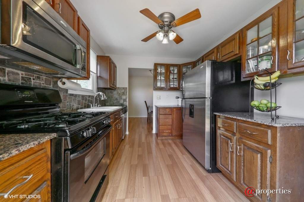 530 Springhill Circle Naperville, Illinois 60563 - Kitchen