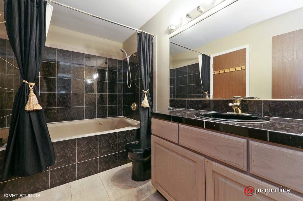 530 Springhill Circle Naperville, Illinois 60563 - Bathroom