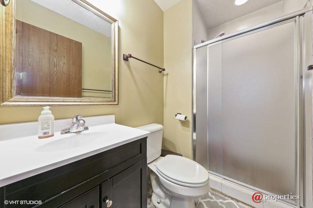 530 Springhill Circle Naperville, Illinois 60563 - 2nd Bathroom