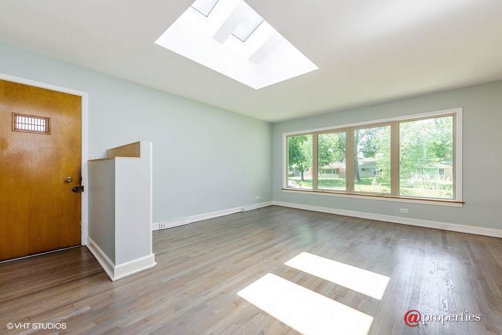 2421 Crawford Avenue Evanston, Illinois 60201 - Living Room