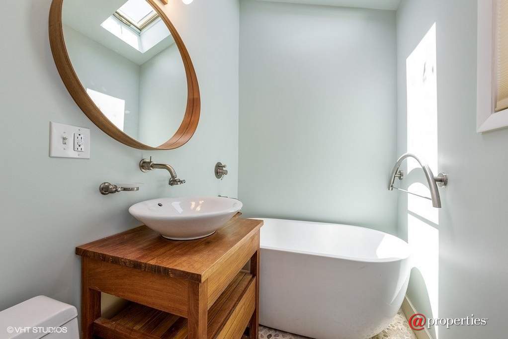 2421 Crawford Avenue Evanston, Illinois 60201 - Master Bathroom