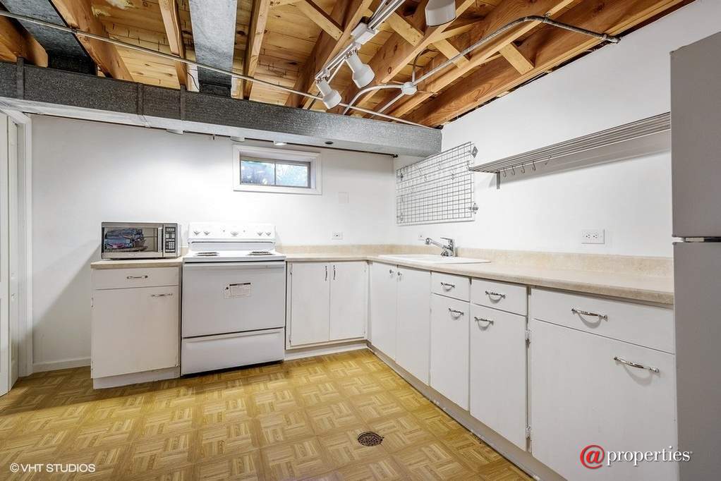 2421 Crawford Avenue Evanston, Illinois 60201 - lower level kitchen