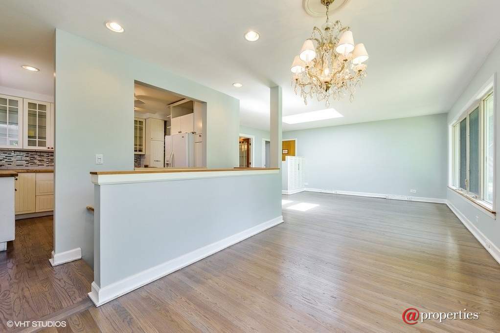 2421 Crawford Avenue Evanston, Illinois 60201 - Dining Room