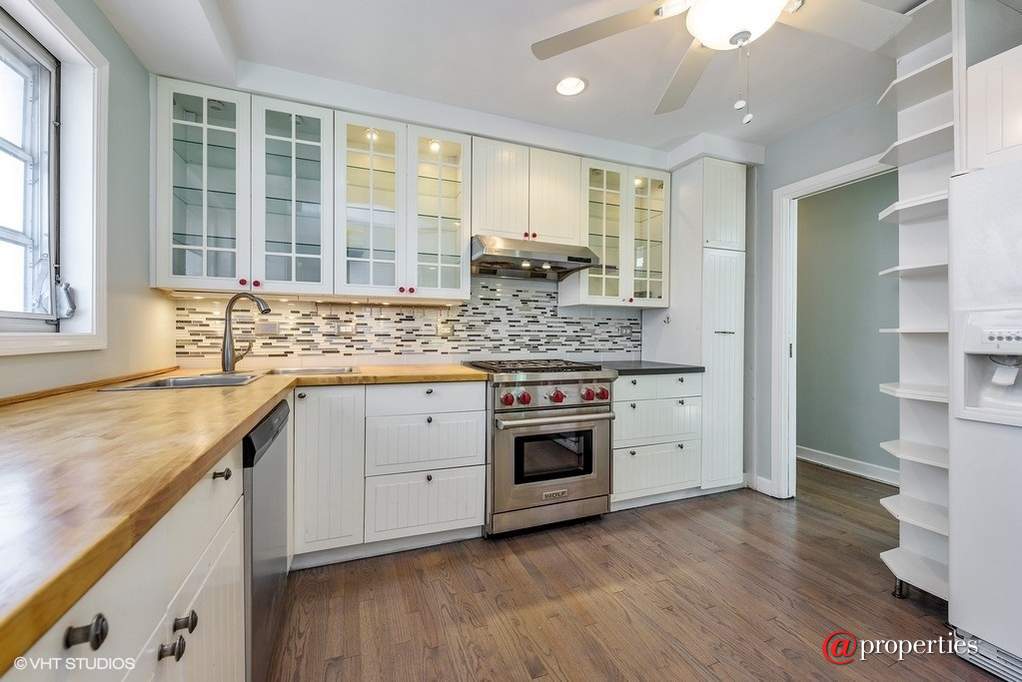 2421 Crawford Avenue Evanston, Illinois 60201 - Kitchen