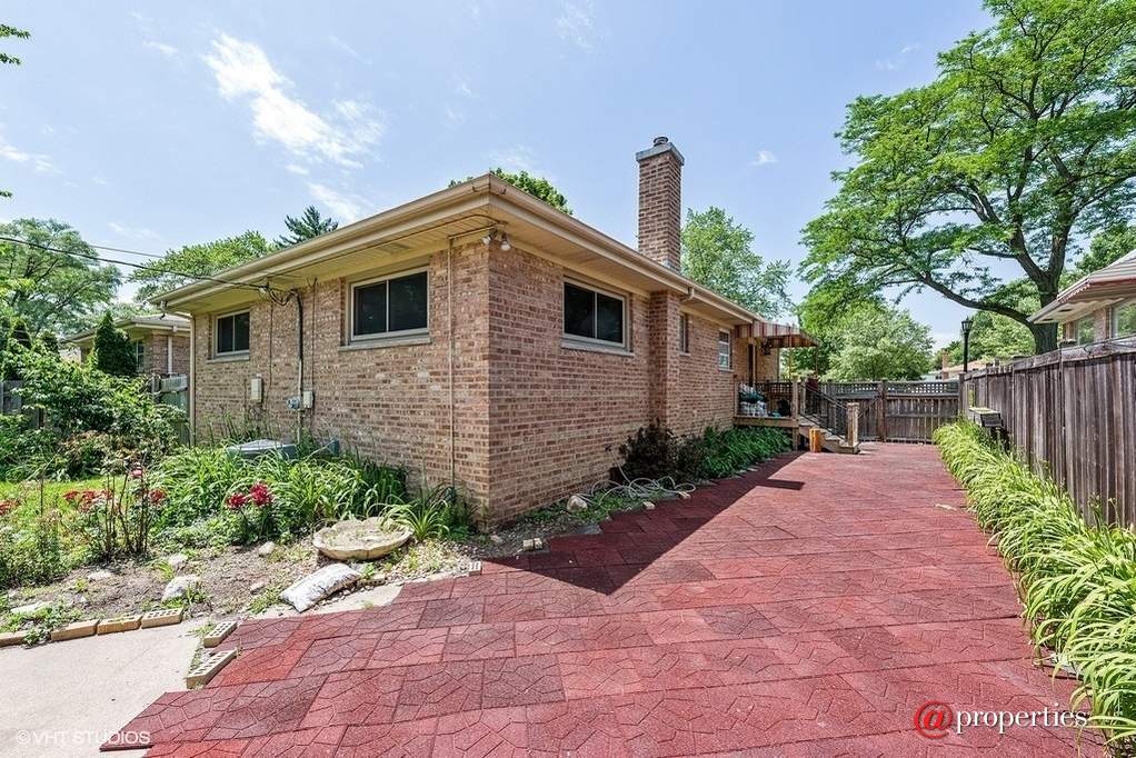 2421 Crawford Avenue Evanston, Illinois 60201 - Side View