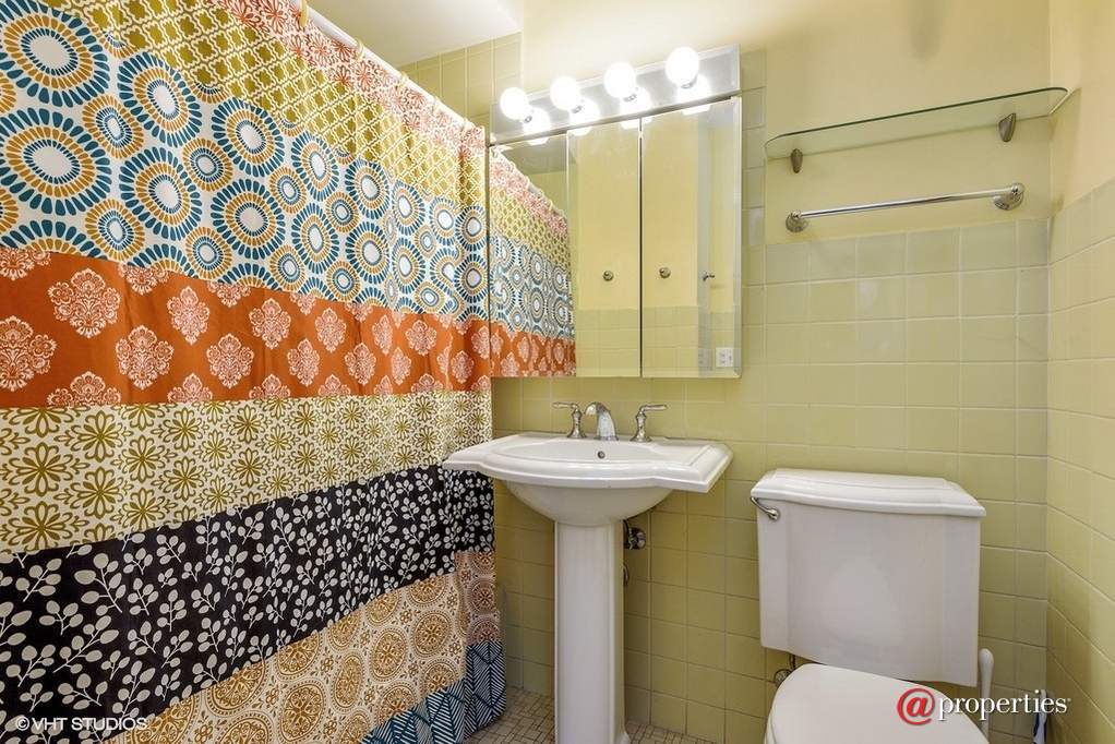 2421 Crawford Avenue Evanston, Illinois 60201 - 2nd Bathroom