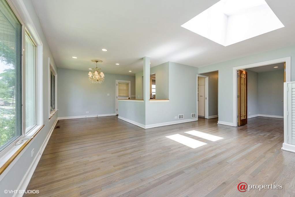 2421 Crawford Avenue Evanston, Illinois 60201 - Living Room / Dining Room
