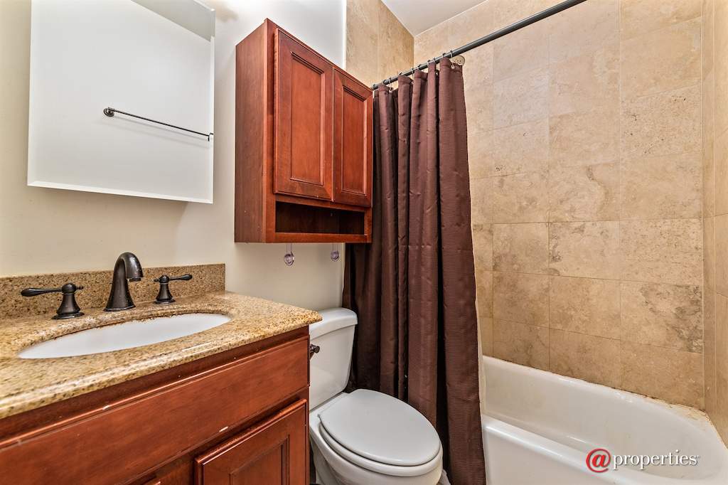 550 W Deming Place #3 Chicago, Illinois 60614 - Bathroom