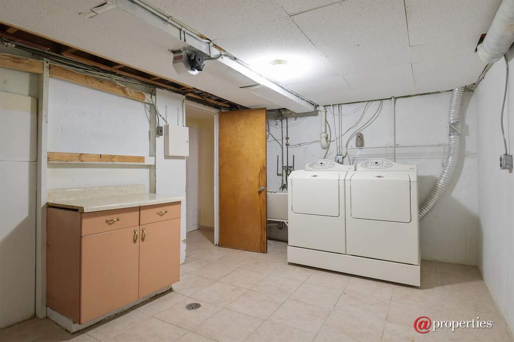 590 Old Elm Road Highland Park, Illinois 60035 - Laundry Room