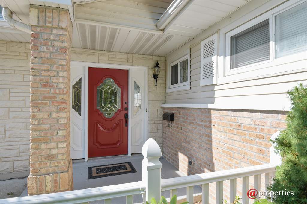 590 Old Elm Road Highland Park, Illinois 60035 - Front View