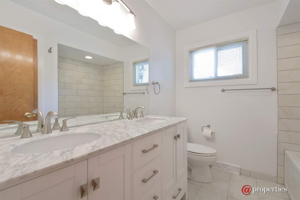 590 Old Elm Road Highland Park, Illinois 60035 - Bathroom