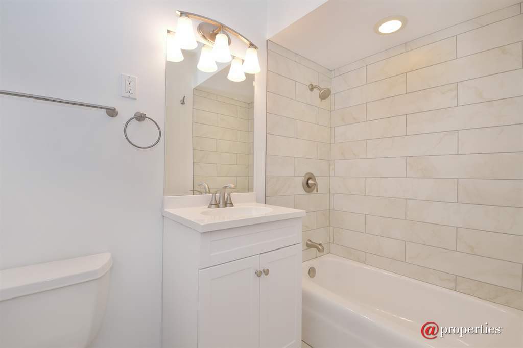 590 Old Elm Road Highland Park, Illinois 60035 - 2nd Bathroom