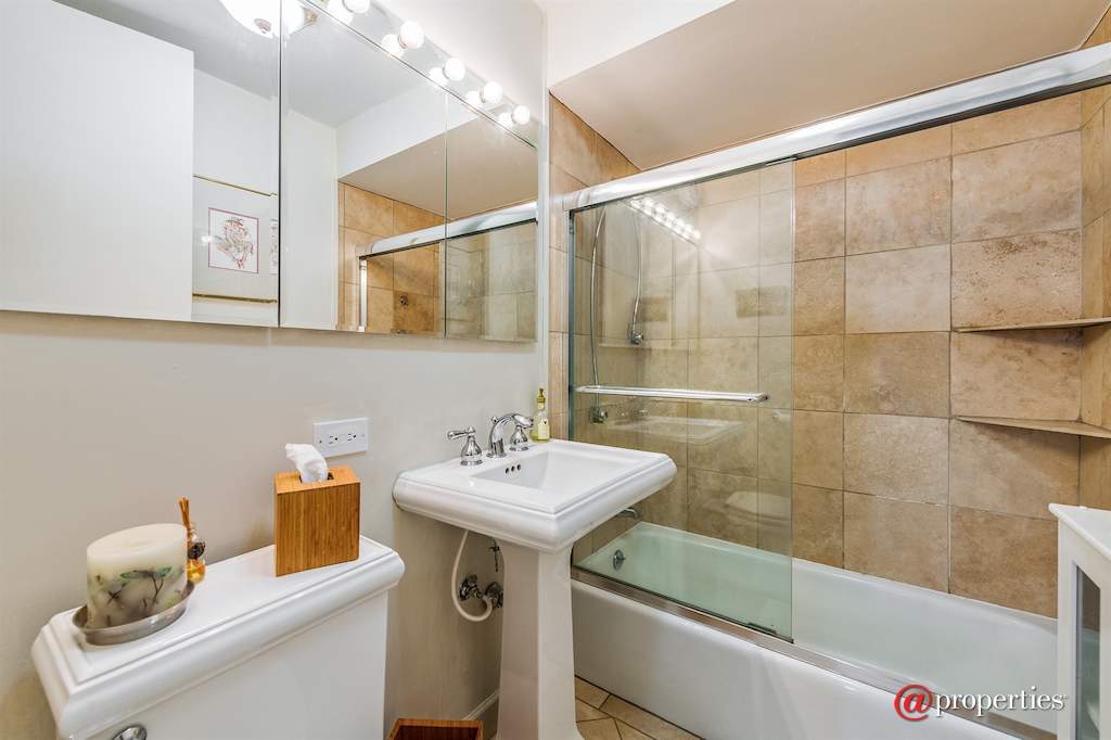 2626 N Lakeview Avenue #1301 Chicago, Illinois 60614 - Master Bathroom