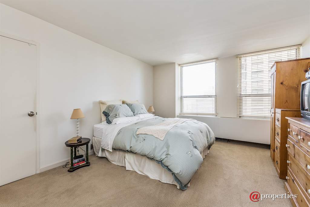 2626 N Lakeview Avenue #1301 Chicago, Illinois 60614 - Master Bedroom