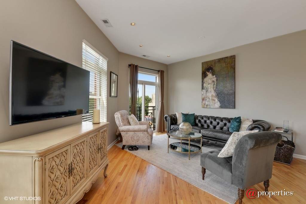 758 W 14th Place #3B Chicago, Illinois 60607 - Living Room