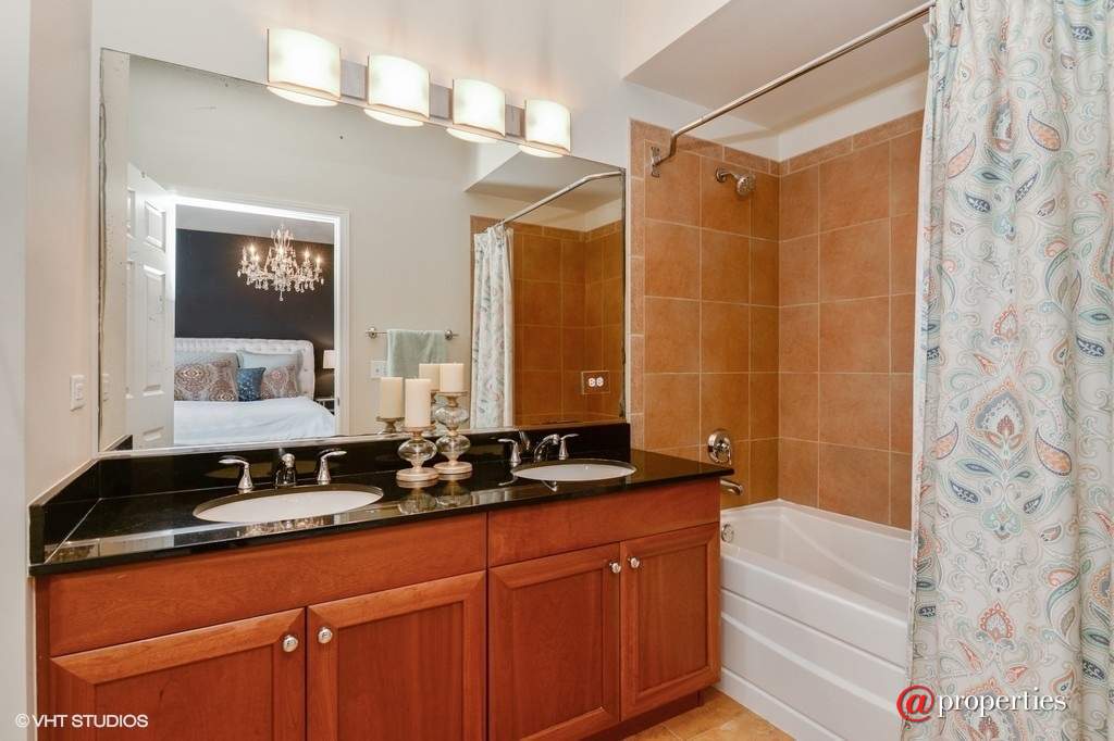 758 W 14th Place #3B Chicago, Illinois 60607 - Master Bathroom