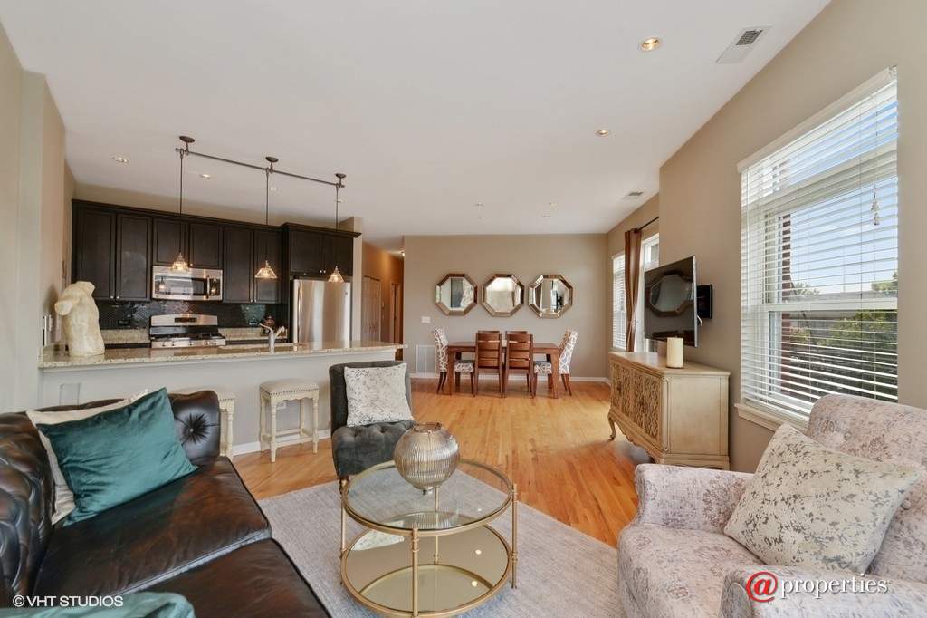758 W 14th Place #3B Chicago, Illinois 60607 - Great room