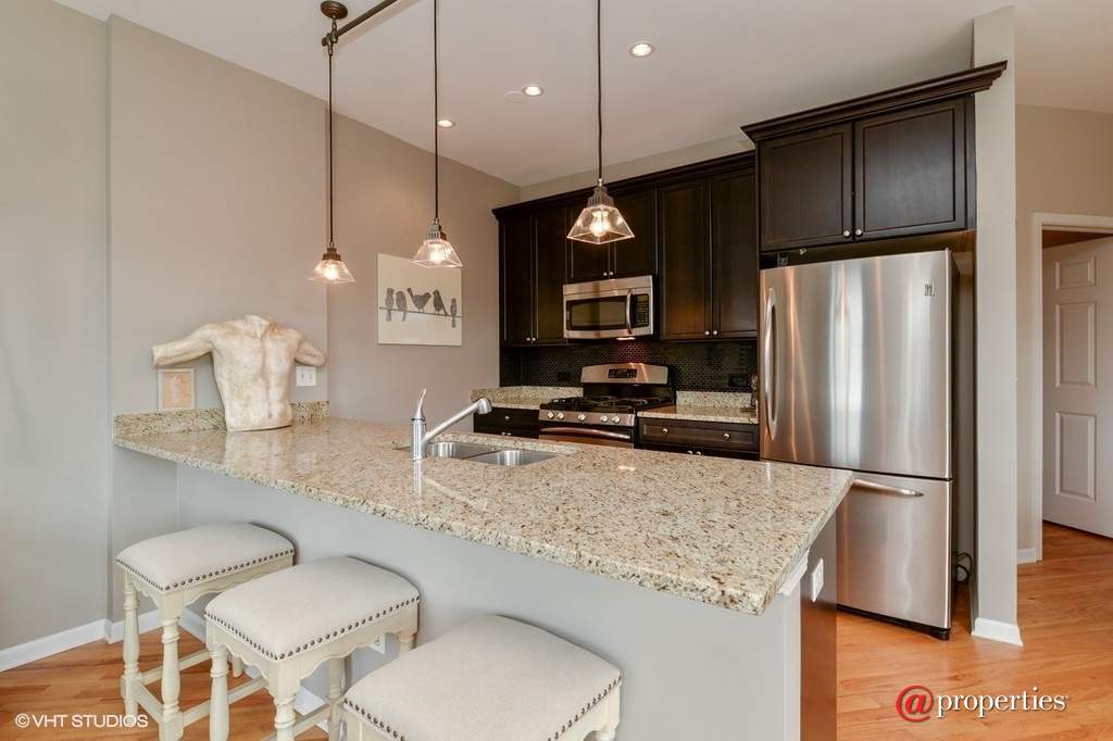 758 W 14th Place #3B Chicago, Illinois 60607 - Kitchen