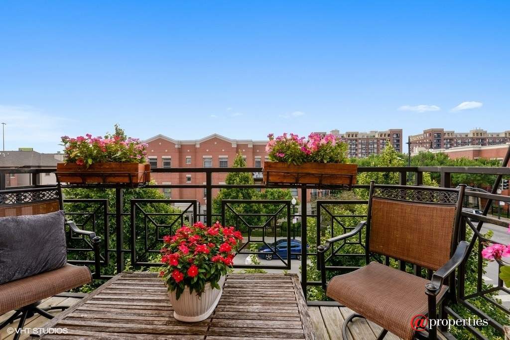 758 W 14th Place #3B Chicago, Illinois 60607 - Balcony