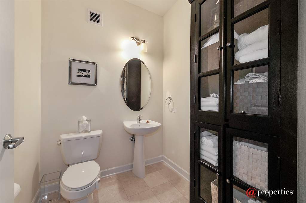 225 N Columbus Drive #6803 Chicago, Illinois 60601 - Half Bath