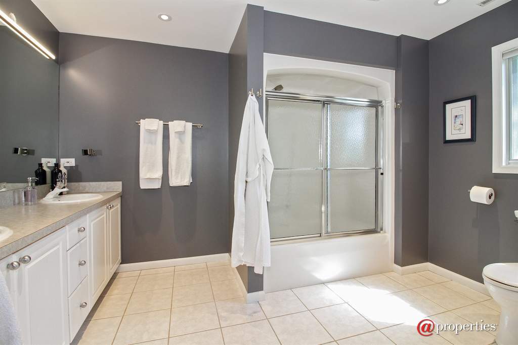 223 High St Fontana, Wisconsin 53125 - Master Bathroom