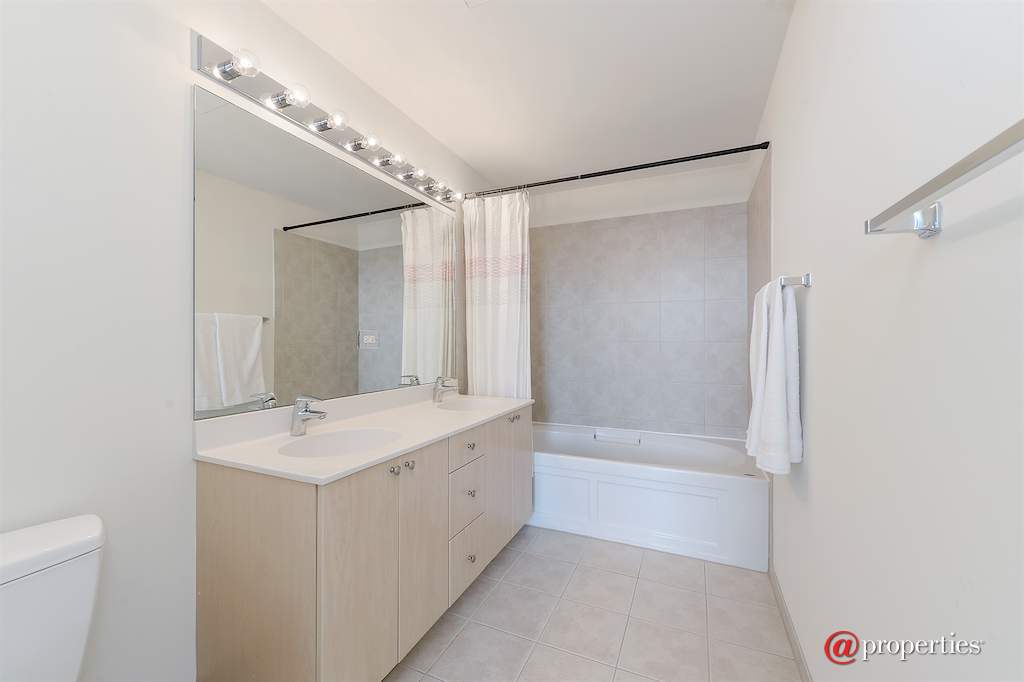 235 W Van Buren Street #3403 Chicago, Illinois 60607 - Master Bathroom