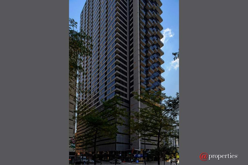 235 W Van Buren Street #3403 Chicago, Illinois 60607 - Front View