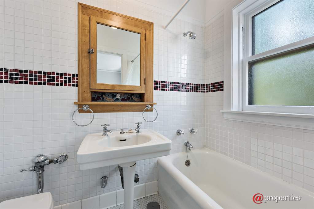 828 Michigan Avenue #D2 Evanston, Illinois 60202 - Master Bathroom
