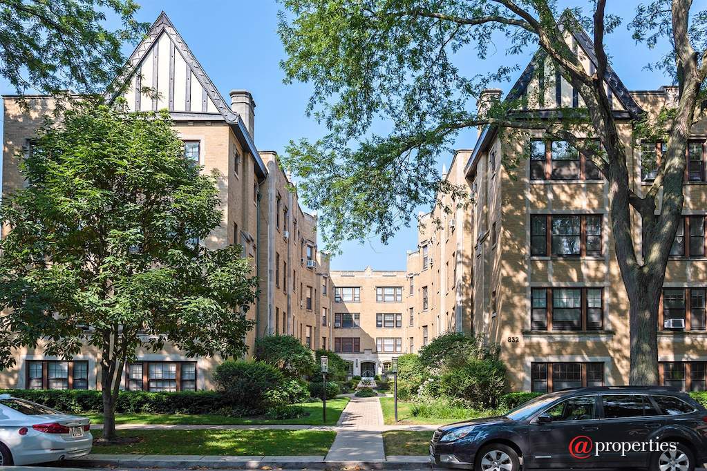 828 Michigan Avenue #D2 Evanston, Illinois 60202 - Front View