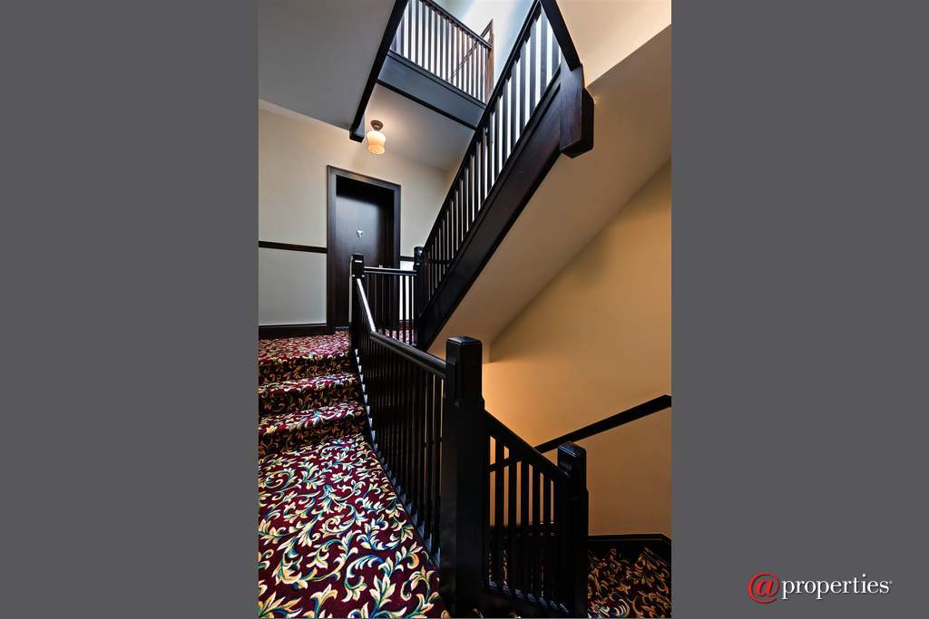 828 Michigan Avenue #D2 Evanston, Illinois 60202 - Staircase