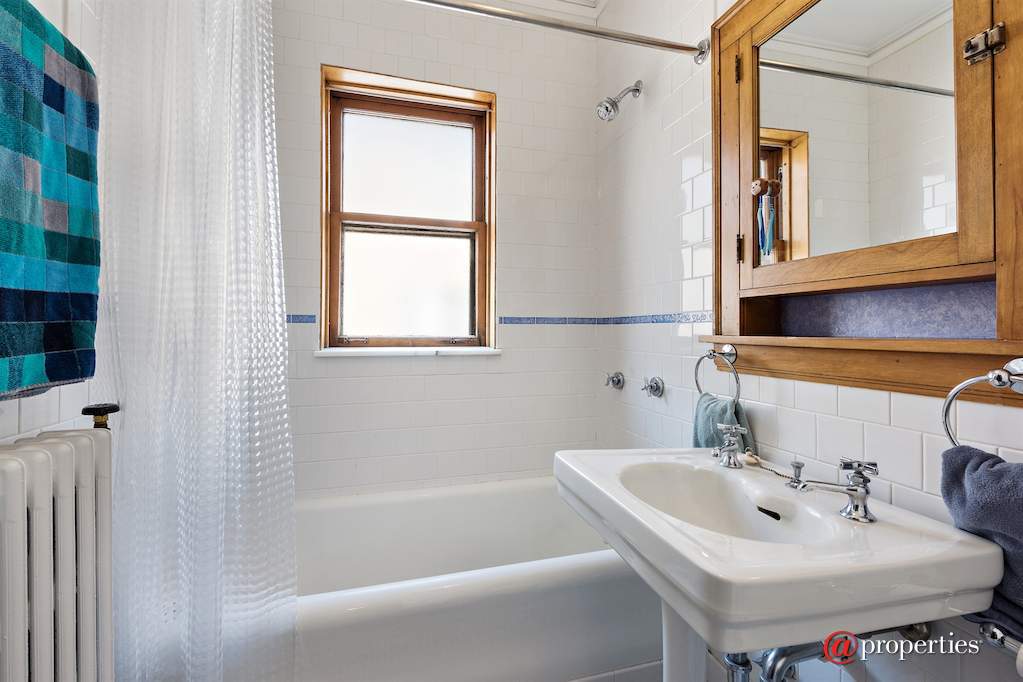 828 Michigan Avenue #D2 Evanston, Illinois 60202 - 2nd Bathroom