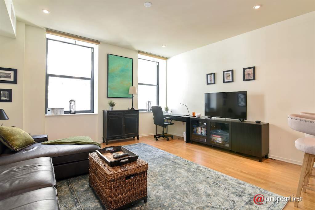 310 S Michigan Avenue #1412 Chicago, Illinois 60604 - Living Room